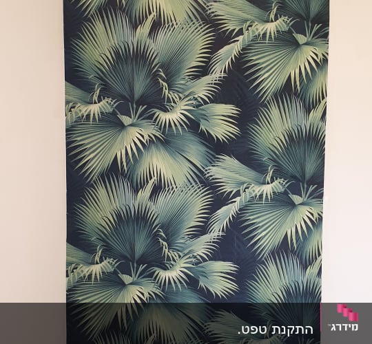 טפט עם דוגמת עלים ירוקים על רקע כהה
